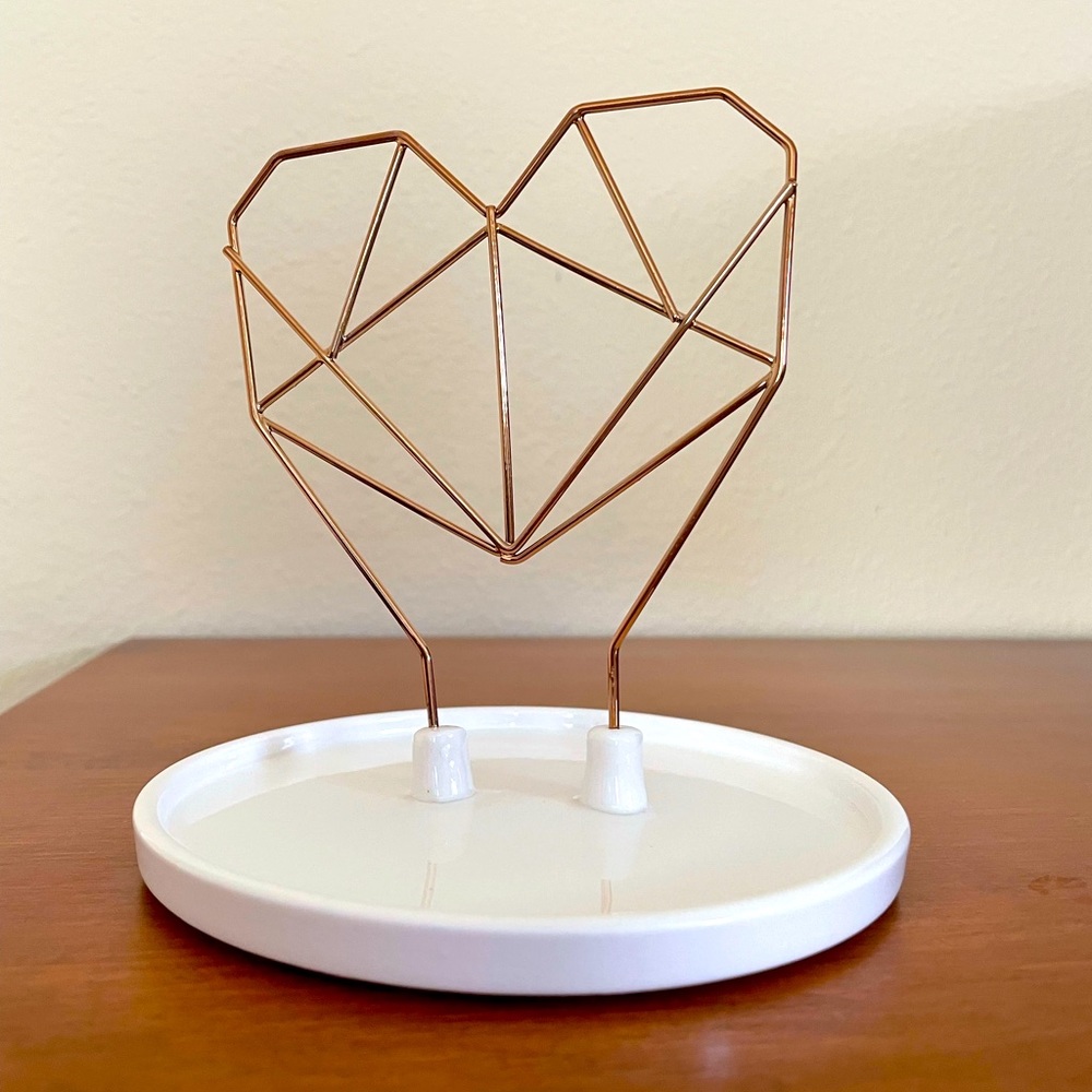 🏝️Big $5 Sale! 🏝️Elegant White and Gold Jewelry Stand